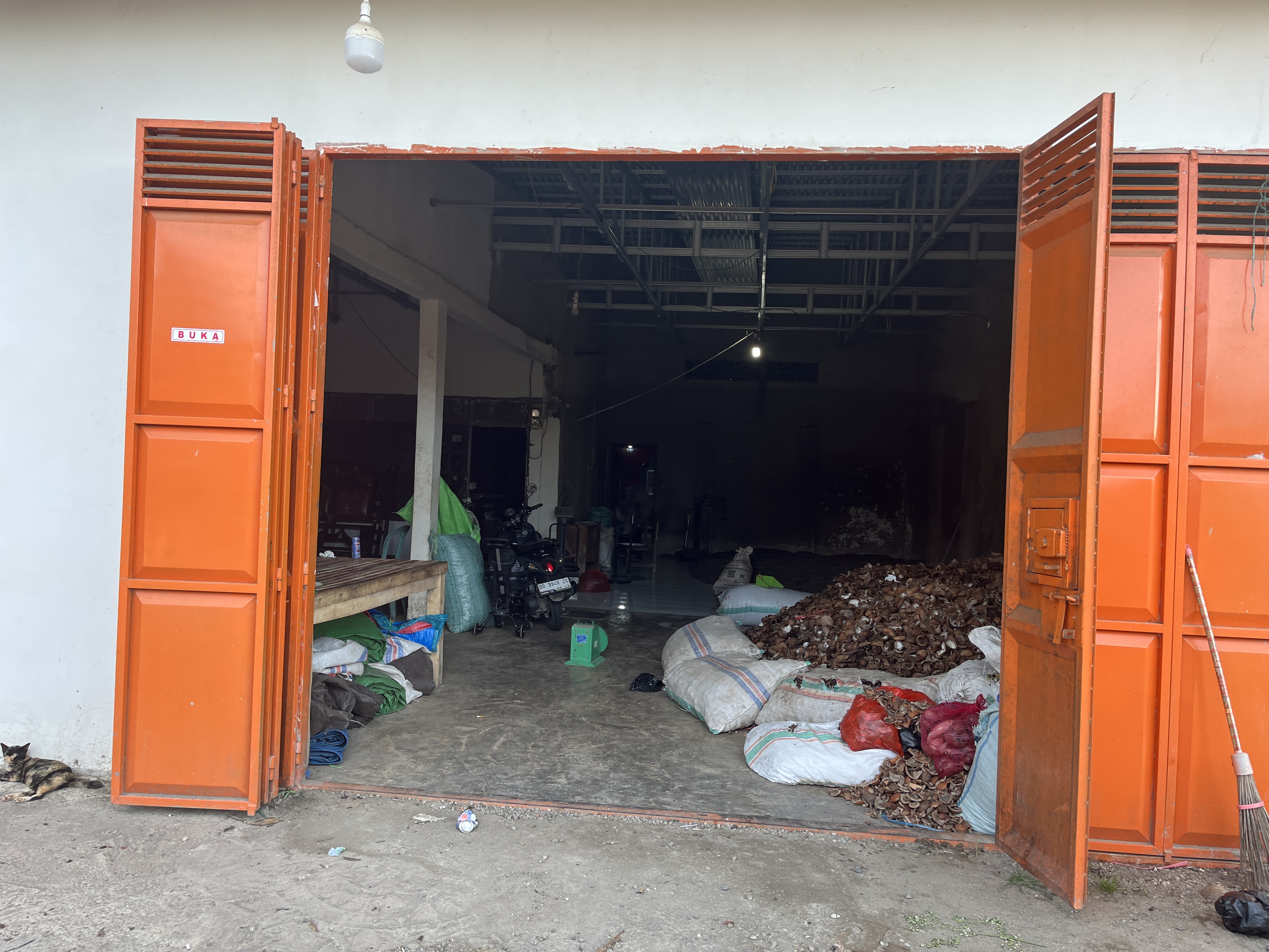 Usaha Jual Beli Hasil Bumi